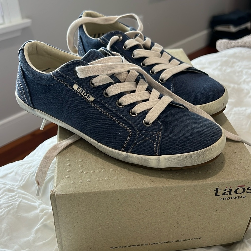 LIKE NEW! Taos Star Blue Wash Canvas Sneaker Size 7.5